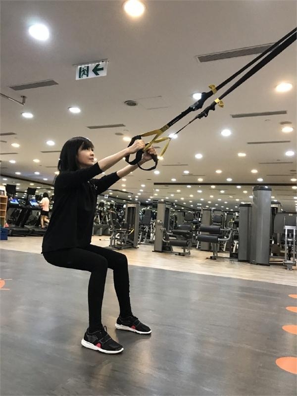 49岁周慧敏晒健身照年轻苗条似少女 但大家对她头发有点无语