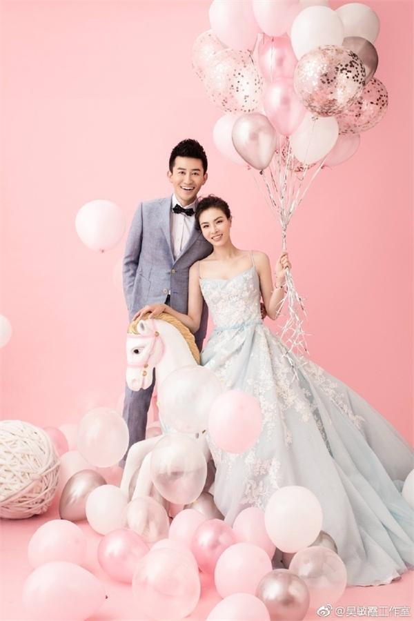 吴敏霞婚纱照曝光 别出心裁地在跳板上亲吻老公超浪漫