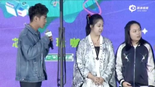  张若昀与粉丝飙戏重现法医秦明桥段 与唐艺昕恋爱后仍很暖