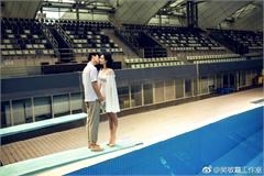 吴敏霞婚纱照曝光 别出心裁地在跳板上亲吻老公
