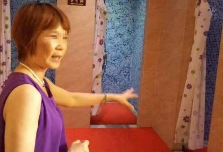 男生扮女装进泳池