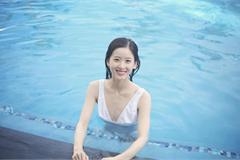 章泽天泳装照被赞出水芙蓉 但画面有点越看越尴