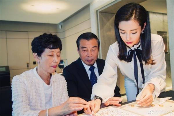44岁李冰冰晒照惊呆网友 与小16岁男友恋爱后越来越年轻