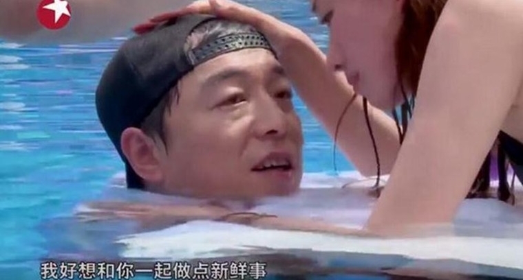 林志玲俯身露春光