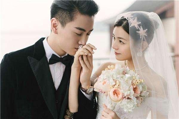 辣妈陈妍希逗娃摘儿子奶嘴逗弄超搞笑 抱娃动作越来越熟练
