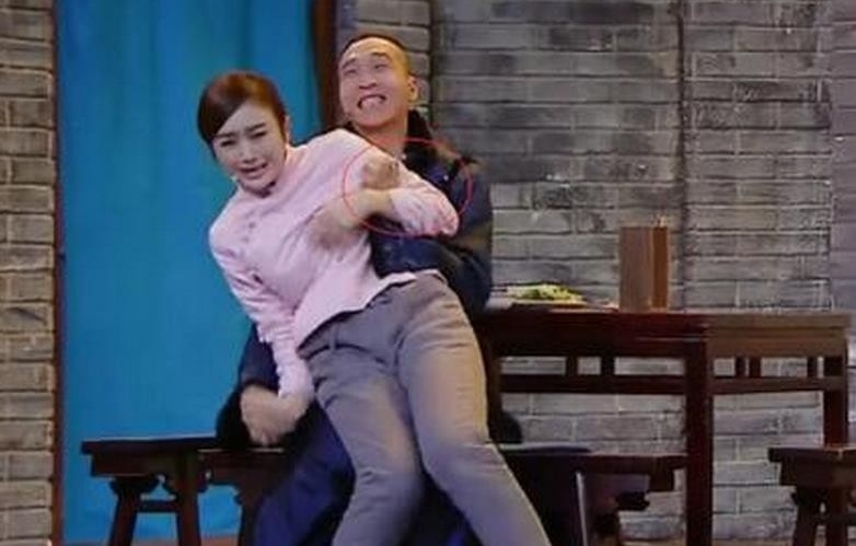 秦岚被袭胸