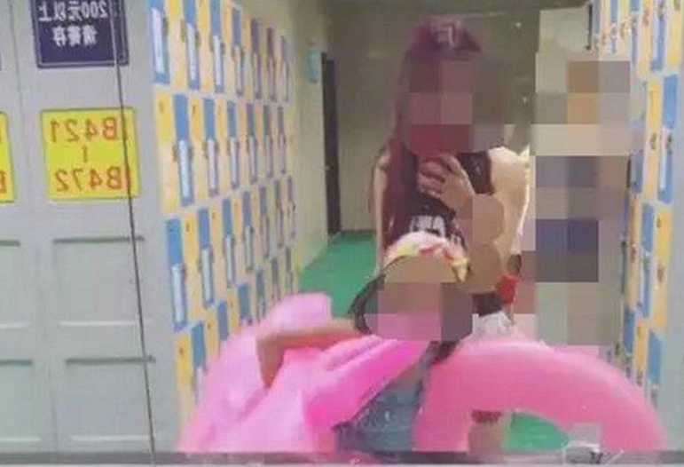 游泳馆自拍泳客走光
