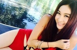 温碧霞泳装秀性感 红色泳衣很诱人大长腿肤白貌