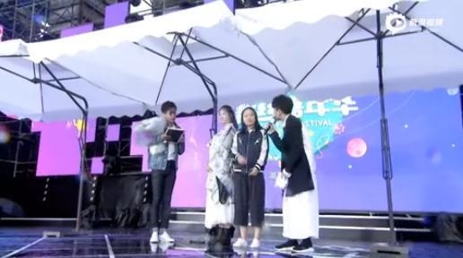  张若昀与粉丝飙戏重现法医秦明桥段 与唐艺昕恋爱后仍很暖
