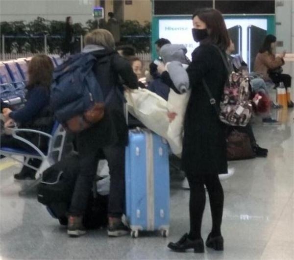 辣妈陈妍希逗娃摘儿子奶嘴逗弄超搞笑 抱娃动作越来越熟练