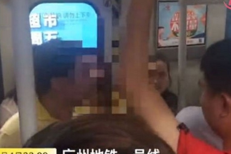 地铁女子疑遭咸猪手