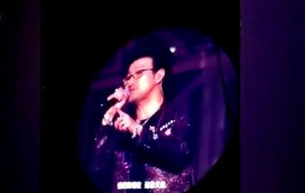 汪峰演唱会又破音一开口就笑倒台下观众 但这次他学乖了