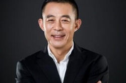 侯勇惊曝老少恋 与高个长发美女深夜约会