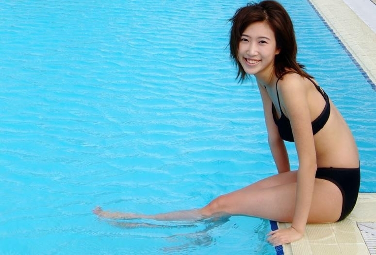 男生扮女装进泳池