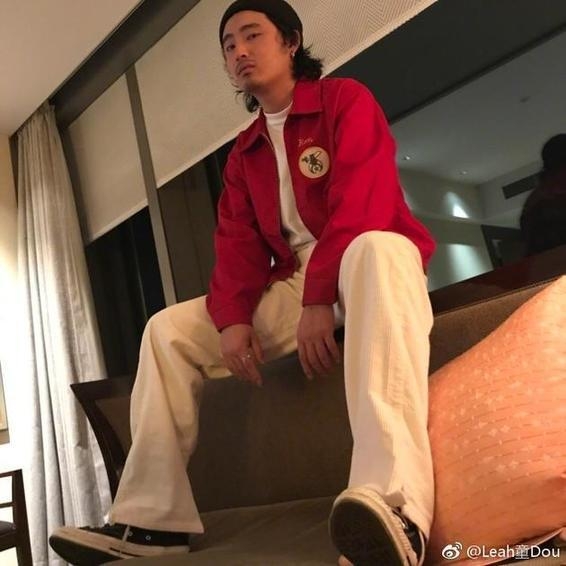 七夕情人节窦靖童疑公开恋情向长发男比心 性向传闻不攻自破