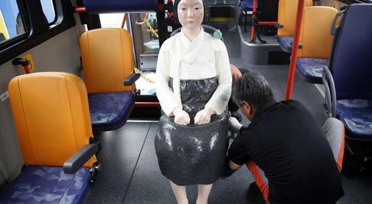 公交安装慰安妇少女像
