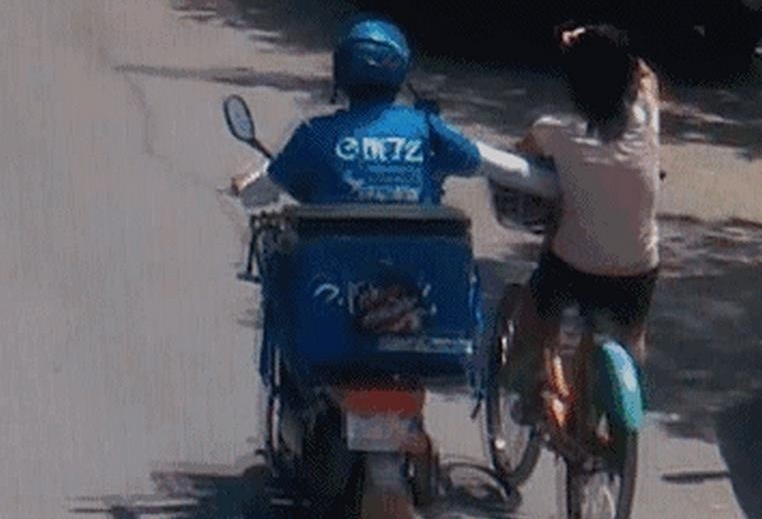 外卖小哥当街袭胸