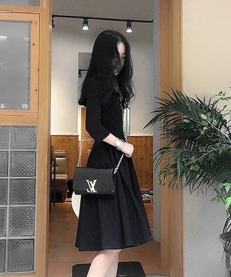 秋季小黑裙配什么颜色包包 黑色连衣裙配什么颜色的包
