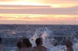 不怕入秋海水刺骨 英国数百男女集体裸泳迎曙光