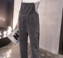 灰色背带裤配什么颜色衣服 什么颜色背带裤好看