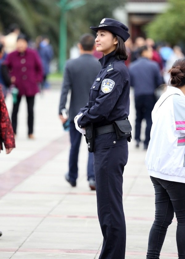 女警执勤