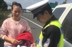 女子与丈夫吵架后穿睡衣上高速