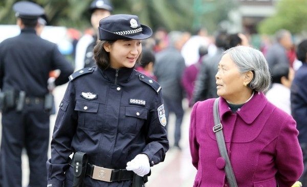 女警执勤