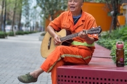 6旬环卫工自学38年吉他 音乐不分年龄和年代