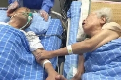 奶奶让数亿人泪崩 曾感动无数人的牵手老奶奶走