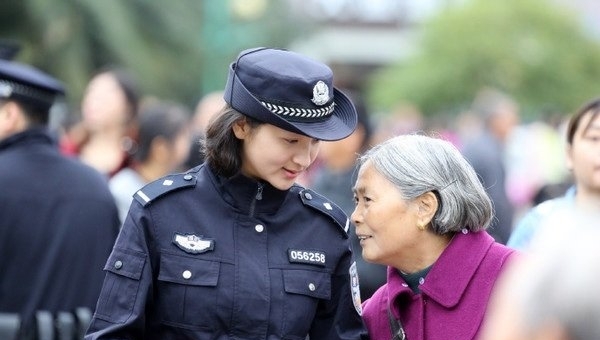 女警执勤