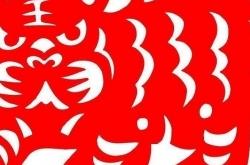 17岁患病女生自制剪纸词典 与病魔抗争八年依然