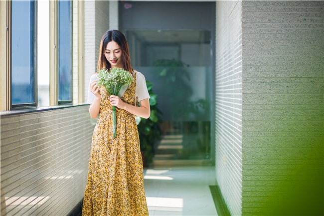 善良女秘书的目的 竟为了留在我身边主动诱惑我