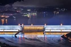 美翻了！三峡大坝首次启动夜景灯光 如诗如画