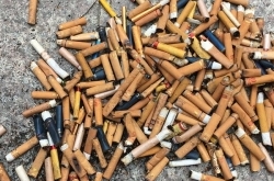 环卫工半天捡4000多个烟头 双休日或会翻倍