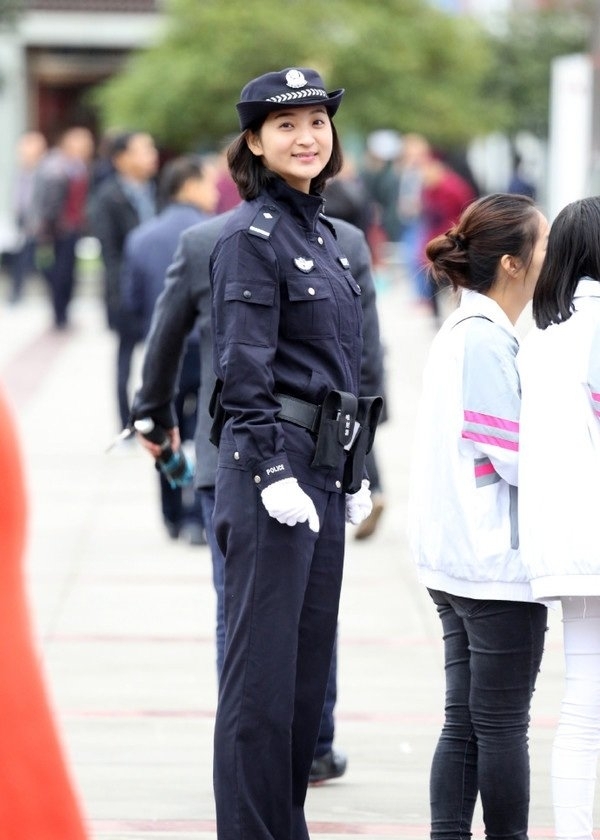 女警执勤