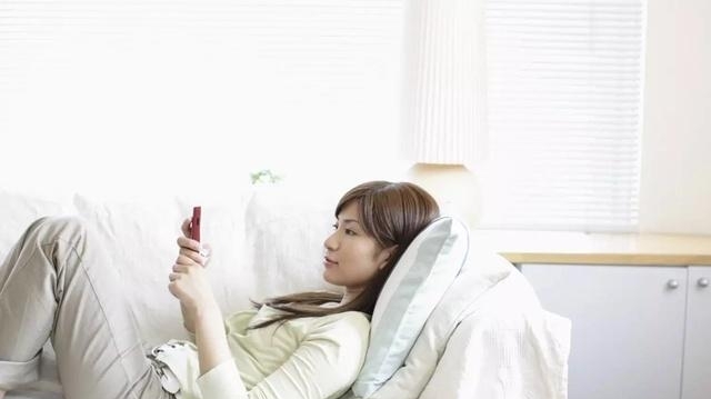 你知道躺着玩手机对颈椎有哪些危害？