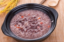 吃什么能把白发变黑发 可以常喝3种粥