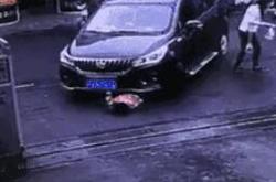 浙江3岁女孩被卷入车底 感人的一幕发生了