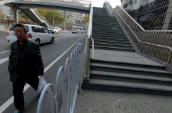 兰州过街天桥成了挡路桥被吐槽 网友：华而不实