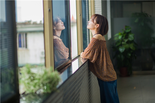 妈妈出差的夏天 我和兄弟女友在实验室里做错事