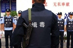心疼！缉毒警被毒贩驾车碾压 忍痛大喊：还想当