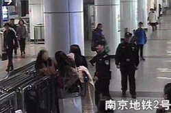 南京地铁上女乘客拥挤起争执踢孕妇肚子3脚