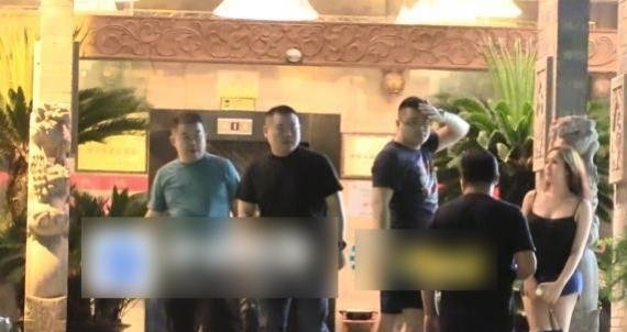 岳云鹏上海逛夜总会被拍