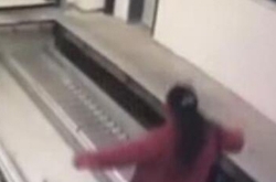 南京女子只顾看手机误入立体车库被撞伤