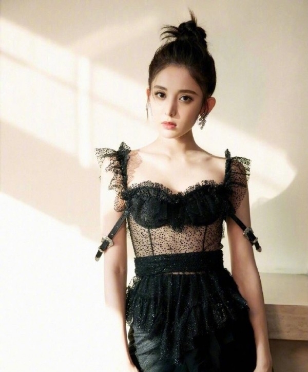 典雅黑色款礼服如何选择 明星小姐姐教你穿出优雅身姿