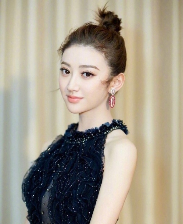 典雅黑色款礼服如何选择 明星小姐姐教你穿出优雅身姿