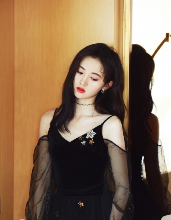 典雅黑色款礼服如何选择 明星小姐姐教你穿出优雅身姿