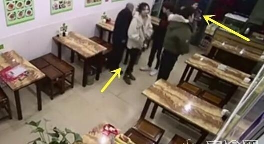 贾乃亮带两位女生吃牛肉面这两位到底是谁？李小璐全程都未现身