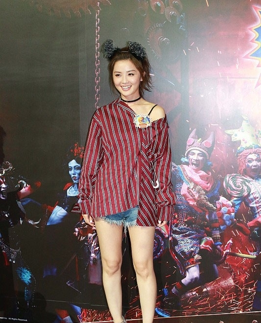 最近流行穿衣不好好系扣子 真是想怎么穿就怎么穿啊