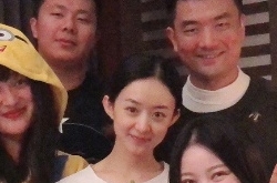 赵丽颖手捧鲜花为经纪人庆生 素颜清新脸还超小